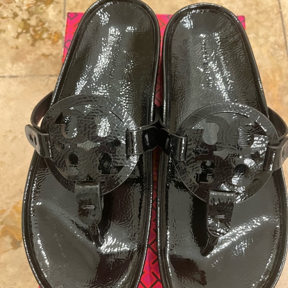 New Tory Burch Miller Cloud Lug Sandal, Perfect Black/Petunia 7.5 - Picture 2 of 4